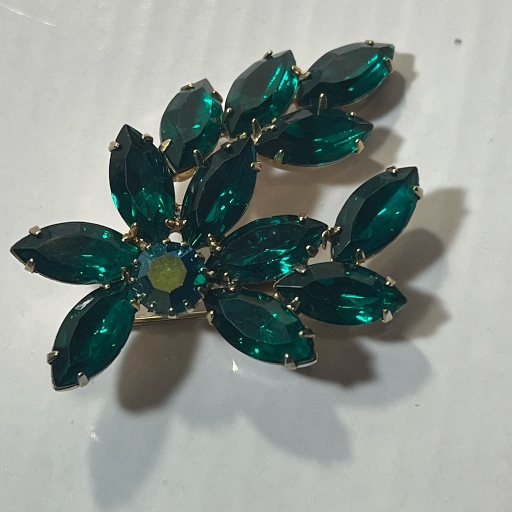 Beautiful Leaf Shaped Emerald Green Vintage Brooch